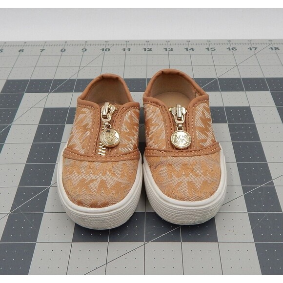 Michael Kors Logo Slip-On Tan Girls Sz 5 Toddler Loafer Zip Shoes Monogram Arrow - Picture 1 of 10